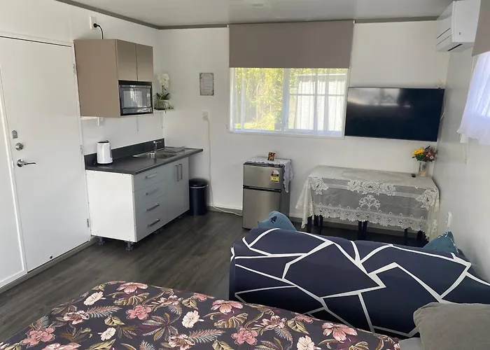 Self Contained En-Suite Private Bathroom, Private Entrance, Close To Shops & Hospital Homestay