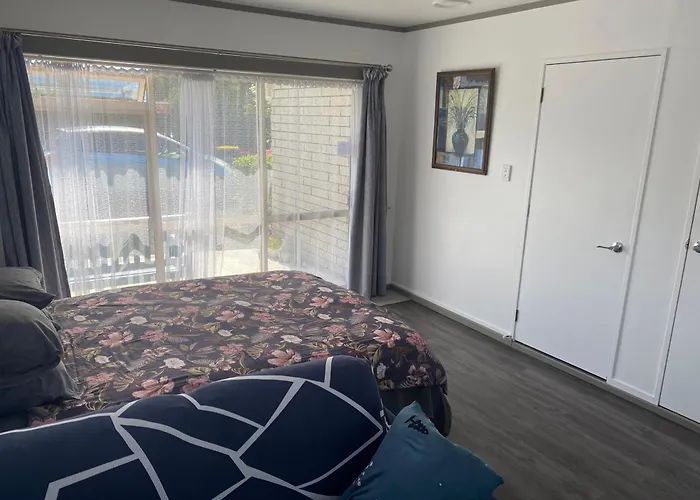 Self Contained En-Suite Private Bathroom, Private Entrance, Close To Shops & Hospital Homestay