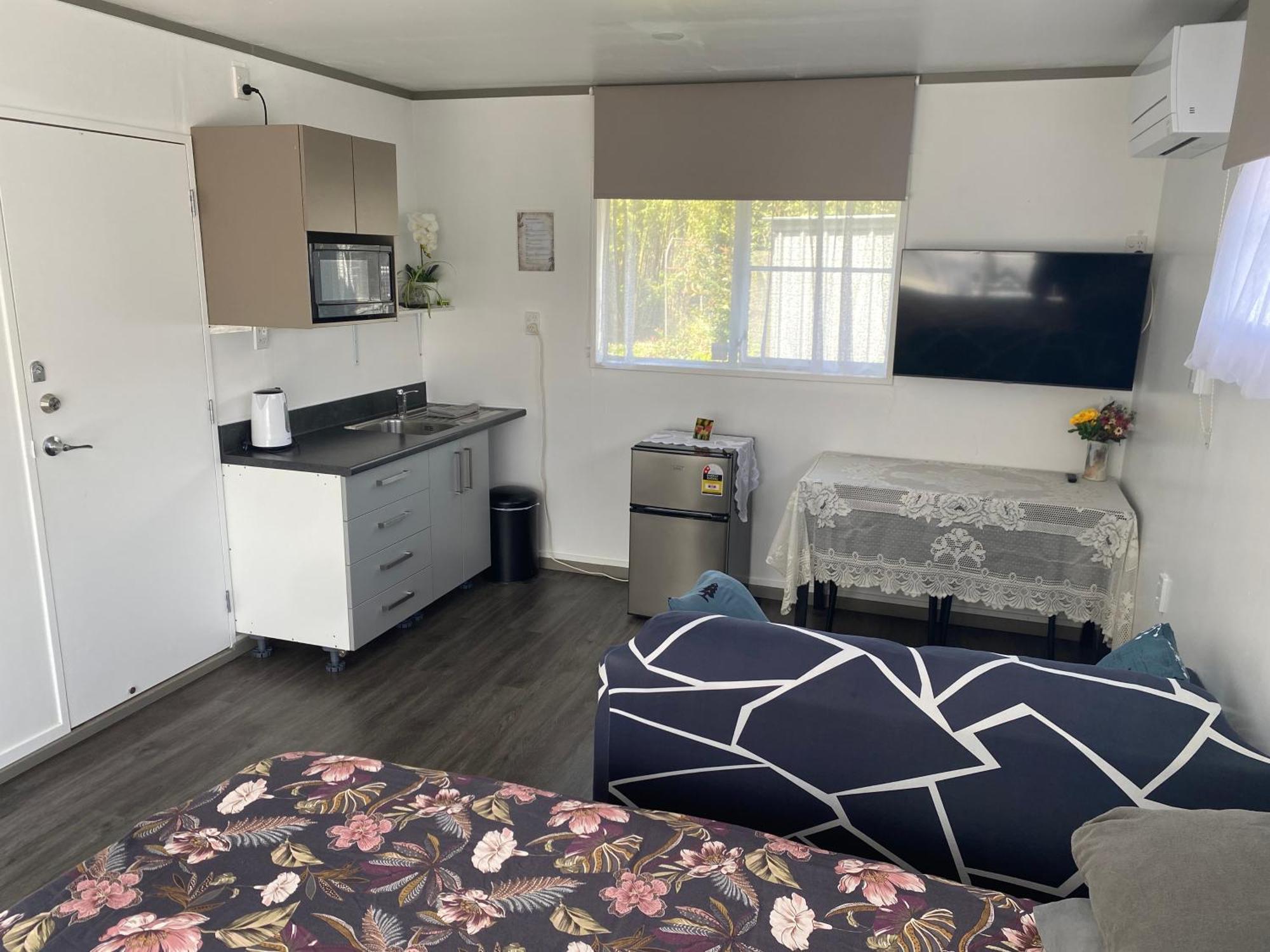 Homestay Self Contained En-suite Private Bathroom, Private Entrance, Close To Shops & Hospital
