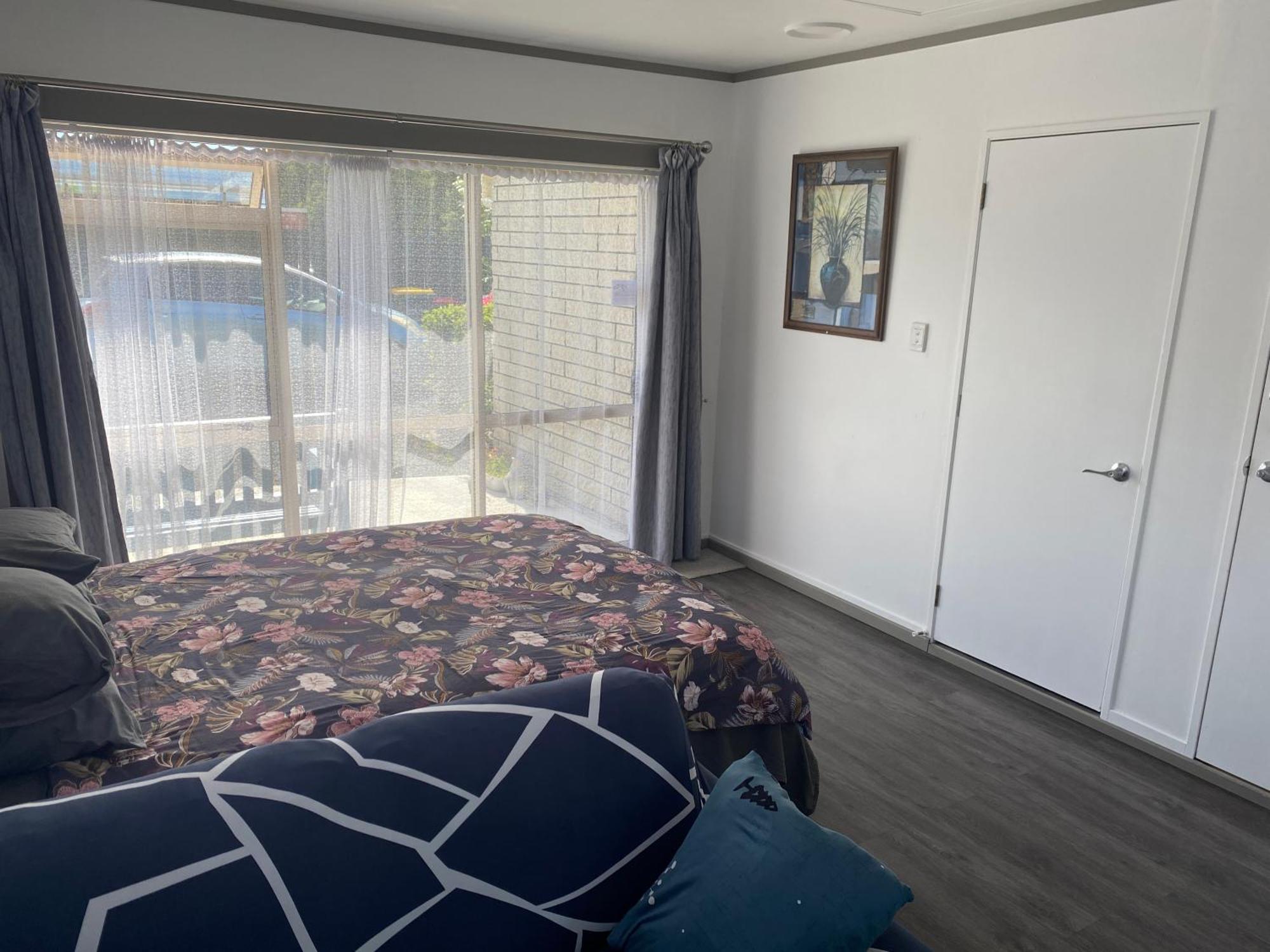 Homestay Self Contained En-suite Private Bathroom, Private Entrance, Close To Shops & Hospital *