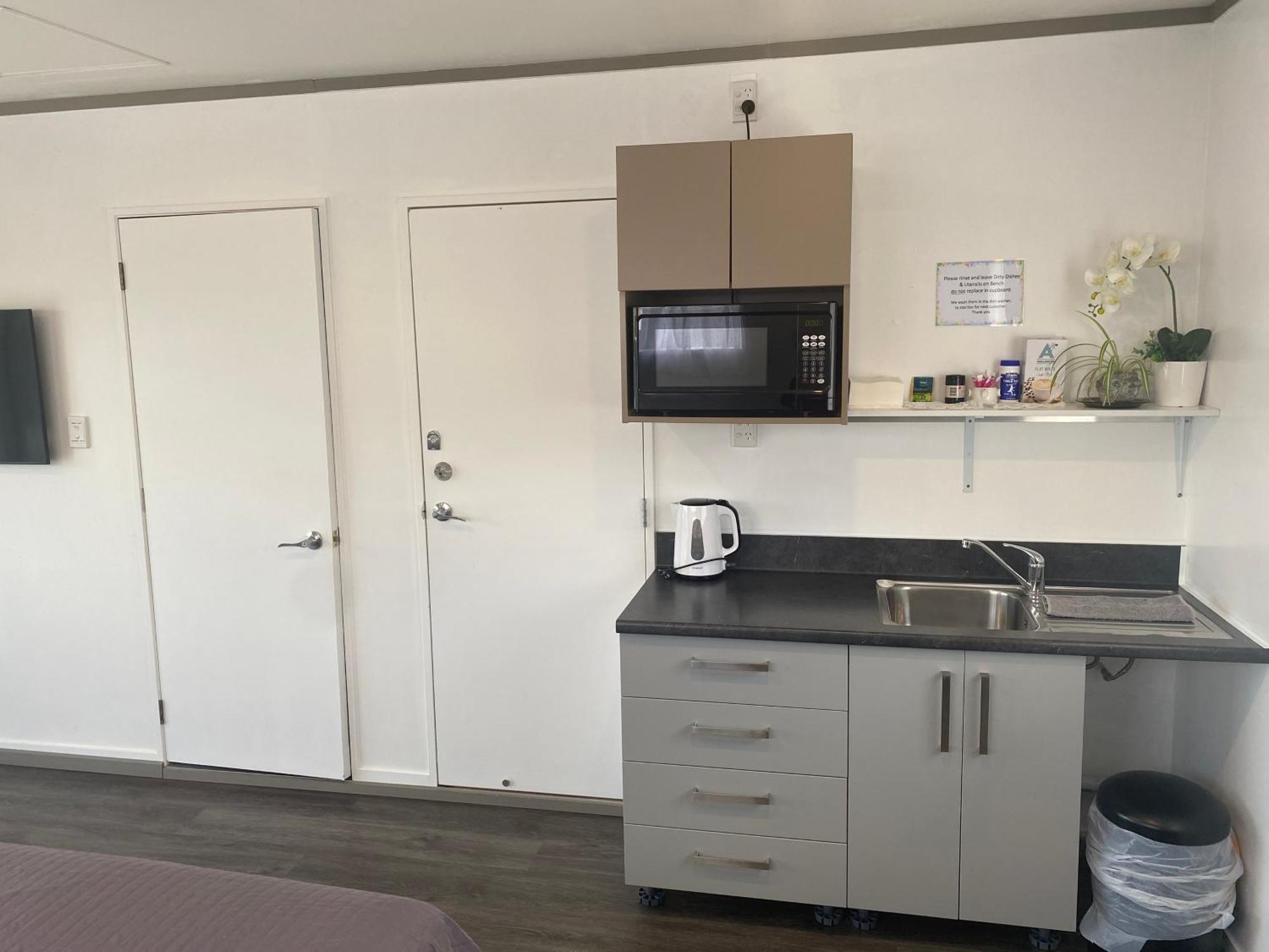 Self Contained En-suite Private Bathroom, Private Entrance, Close To Shops & Hospital *